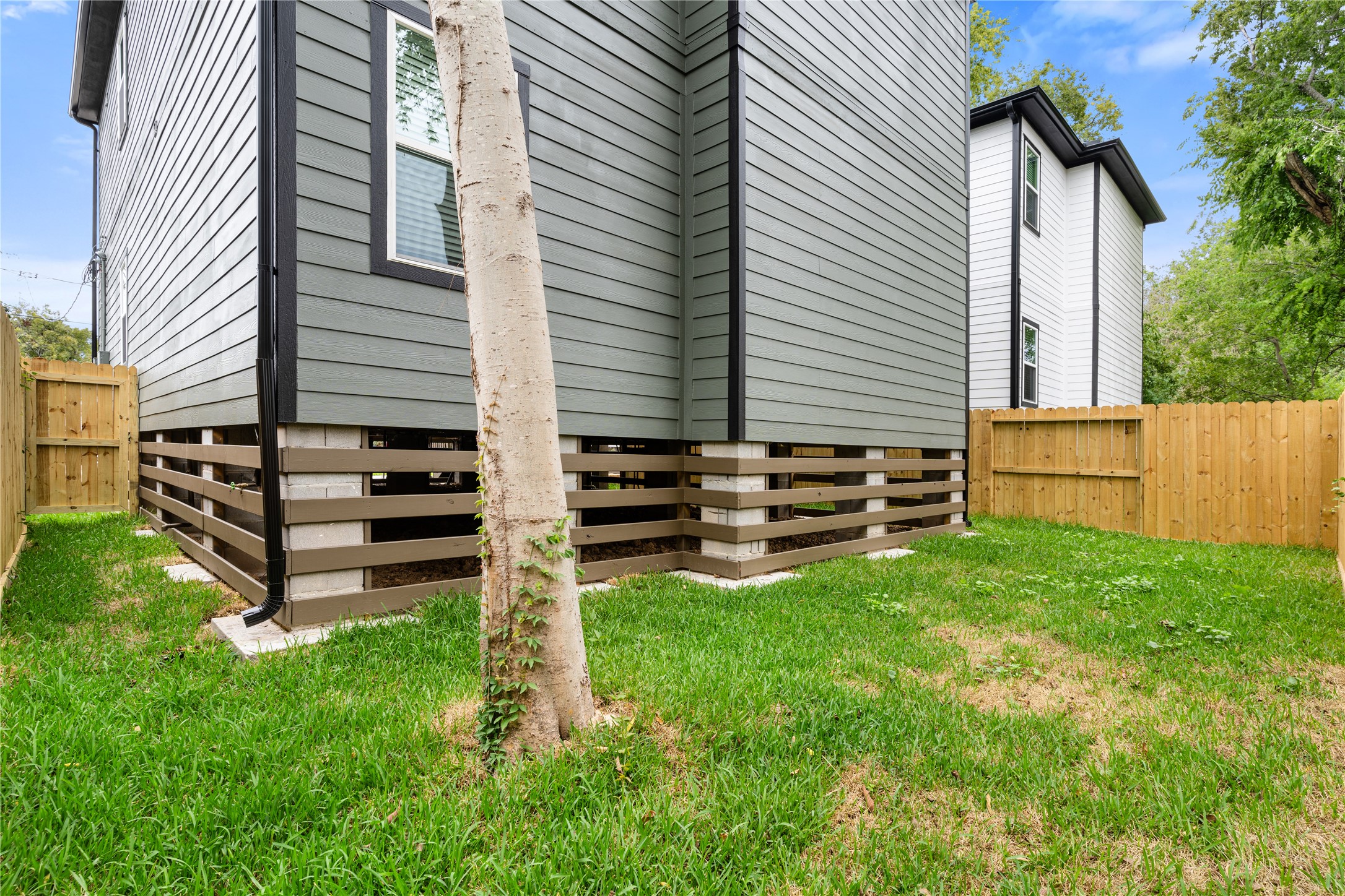 1321 East 35th Street Houston, TX 77022 - Photo 23 of 24 a view of a backyard with chairs