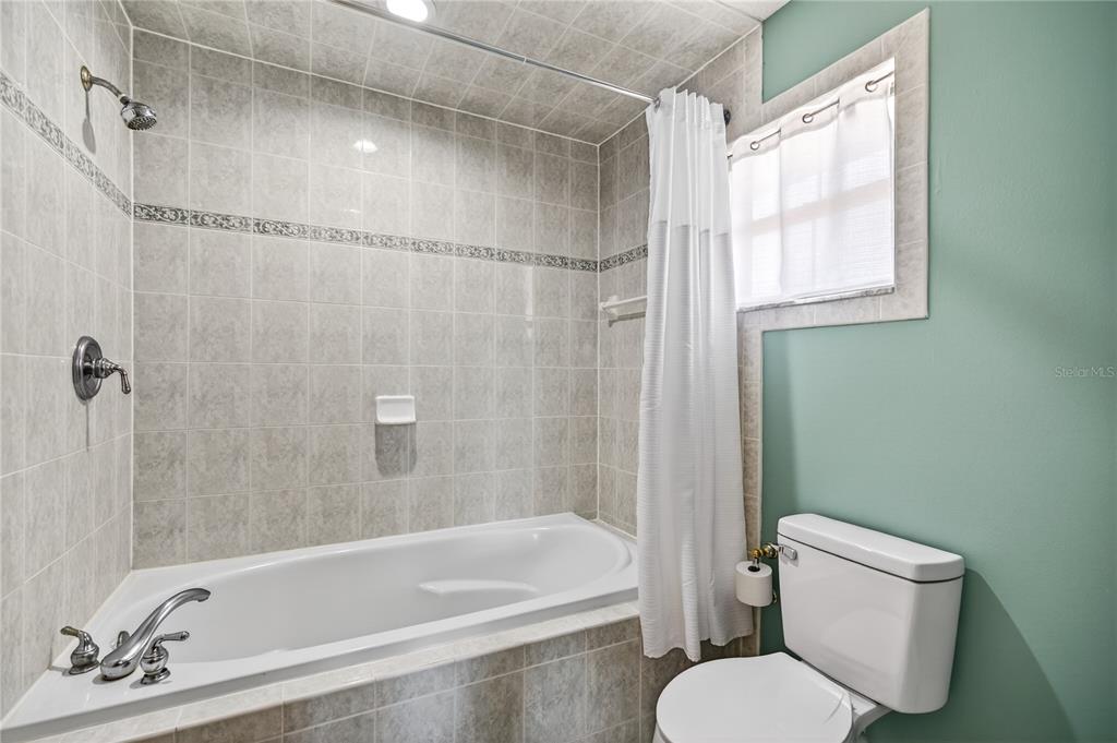 17025 Peru Road Umatilla, FL 32784 - Photo 31 of 73 a bathroom with a sink a toilet and a bathtub