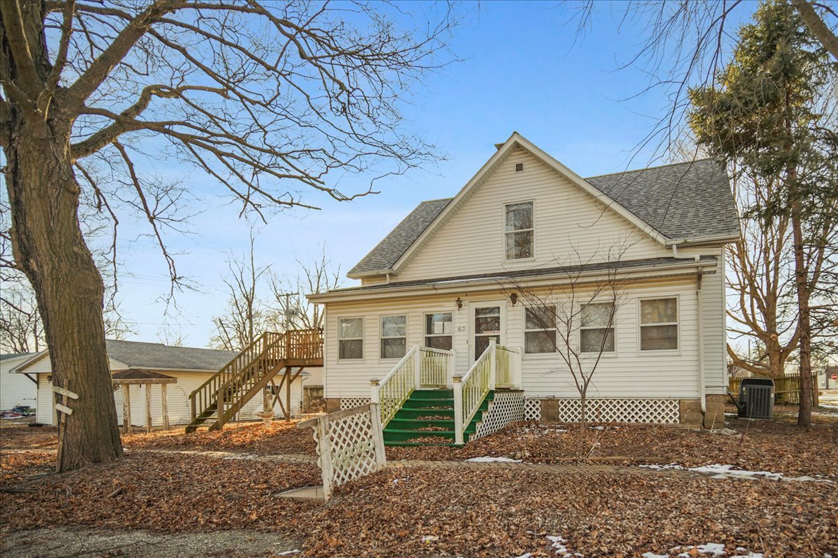 410 North Main Street Le Roy, IL 61752 - Photo 1 of 23 a front view of a house with a yard