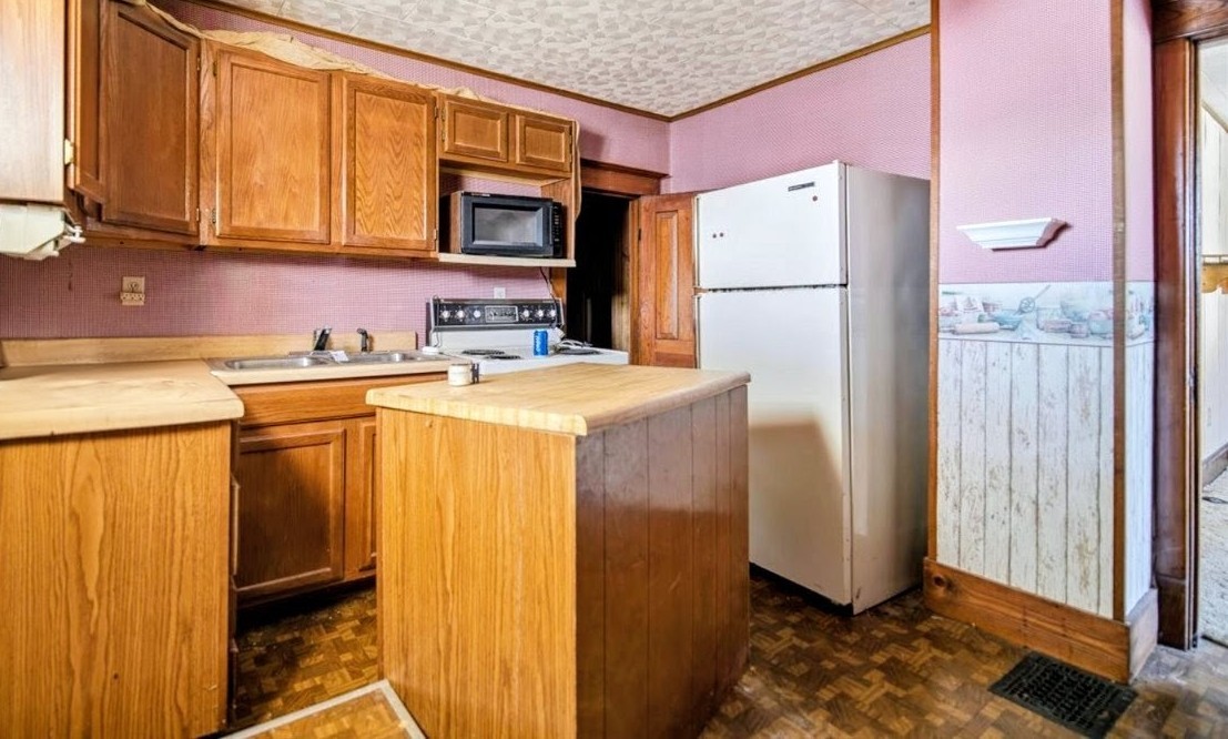 410 North Main Street Le Roy, IL 61752 - Photo 13 of 23 a utility room with dryer and washer