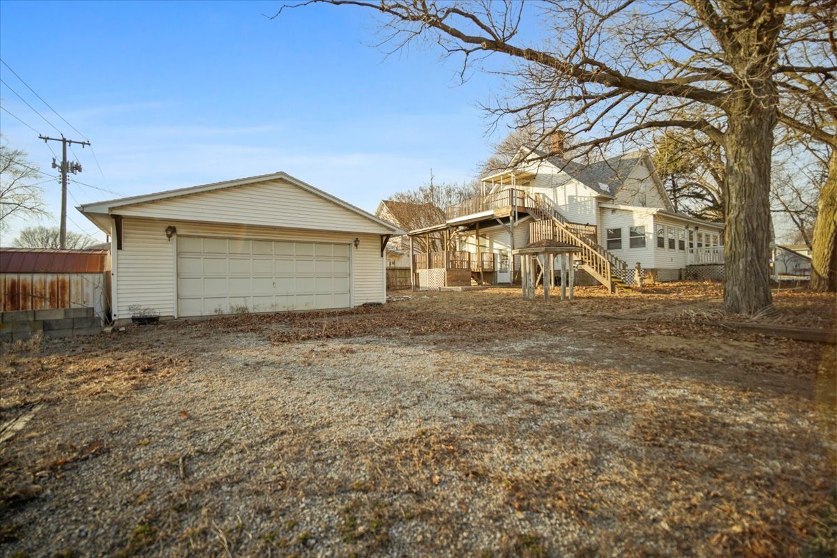 410 North Main Street Le Roy, IL 61752 - Photo 20 of 23 a front view of a house with a yard