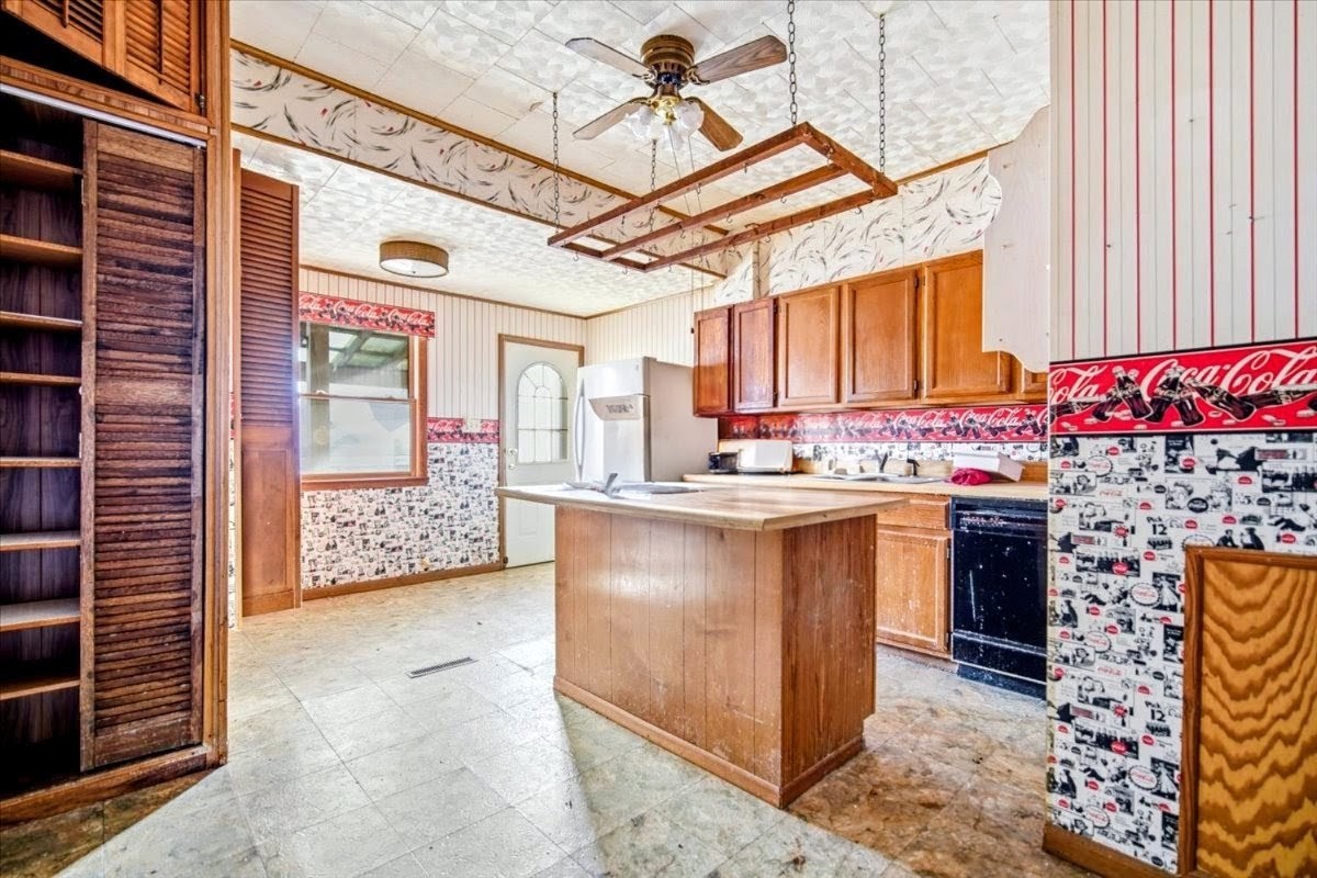 410 North Main Street Le Roy, IL 61752 - Photo 8 of 23 a view of a entryway front of a building