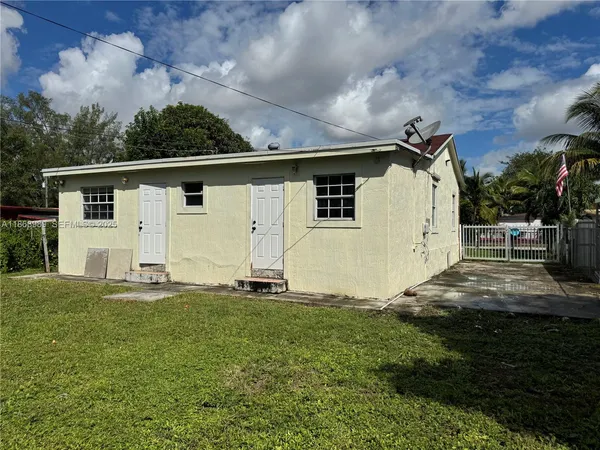 a view of a back yard of the house