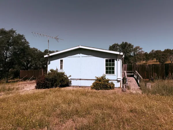 a view of a house with backyard and garden