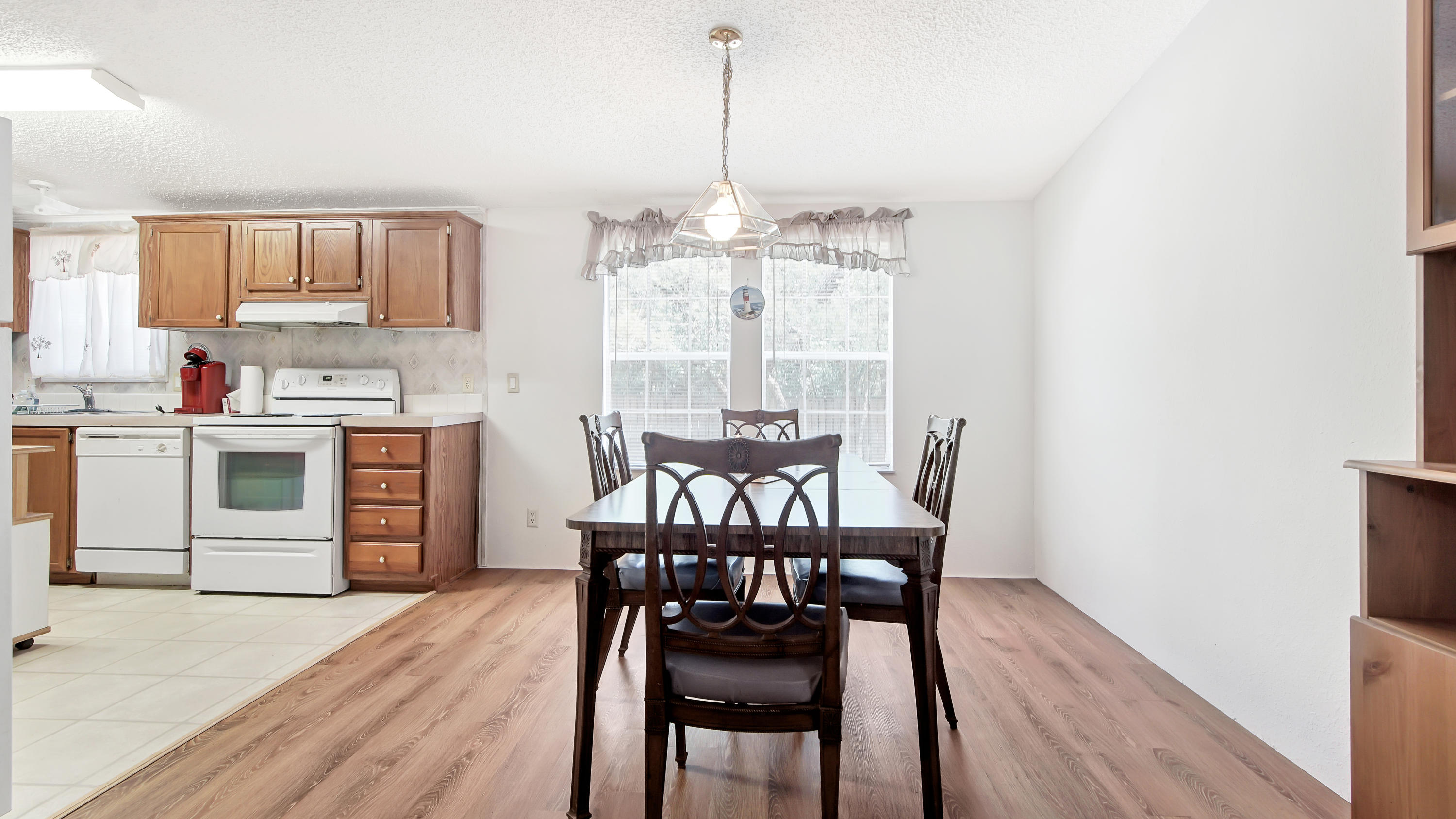 51 Easy Street Freeport, FL 32439 - Photo 6 of 19 Dining Area
