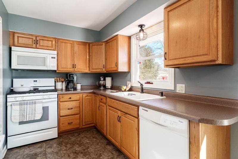 403 Hart Drive Clinton, WI 53525 - Photo 10 of 33