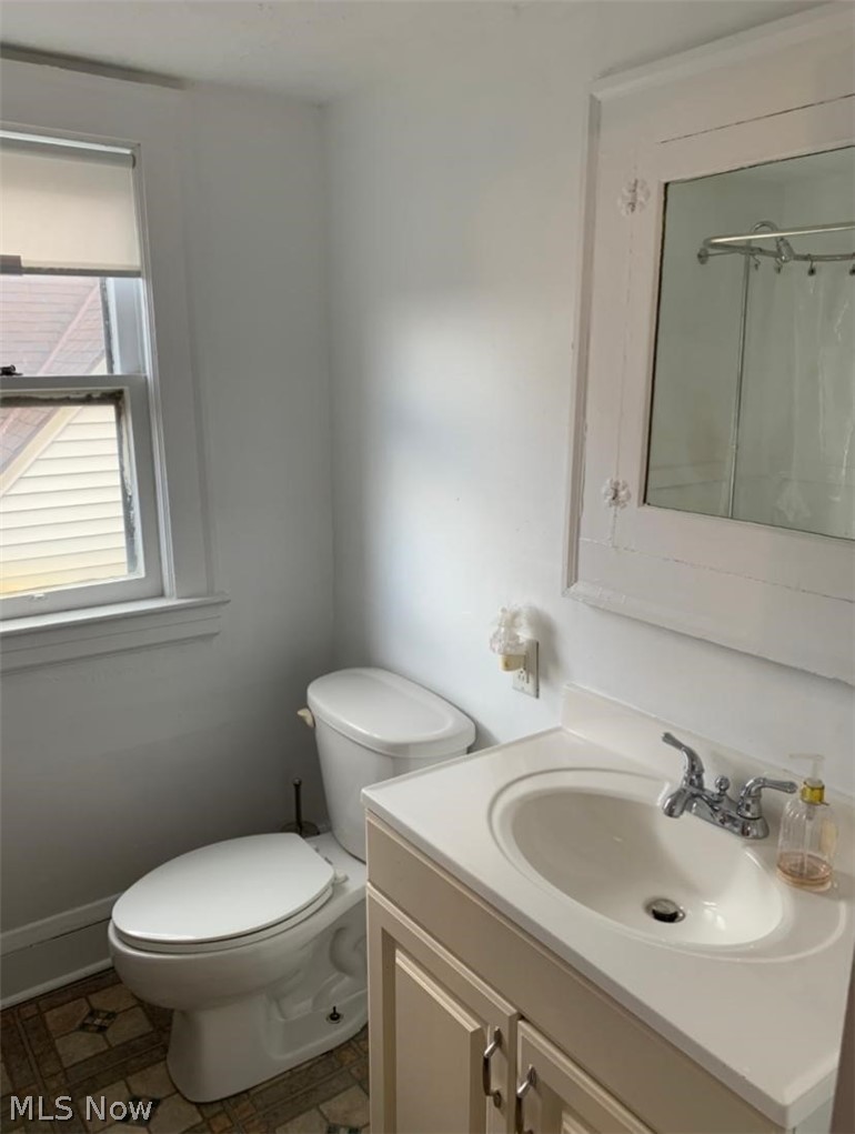 16811 Kenyon Road Cleveland, OH 44120 - Photo 30 of 35 Bath 3rd floor