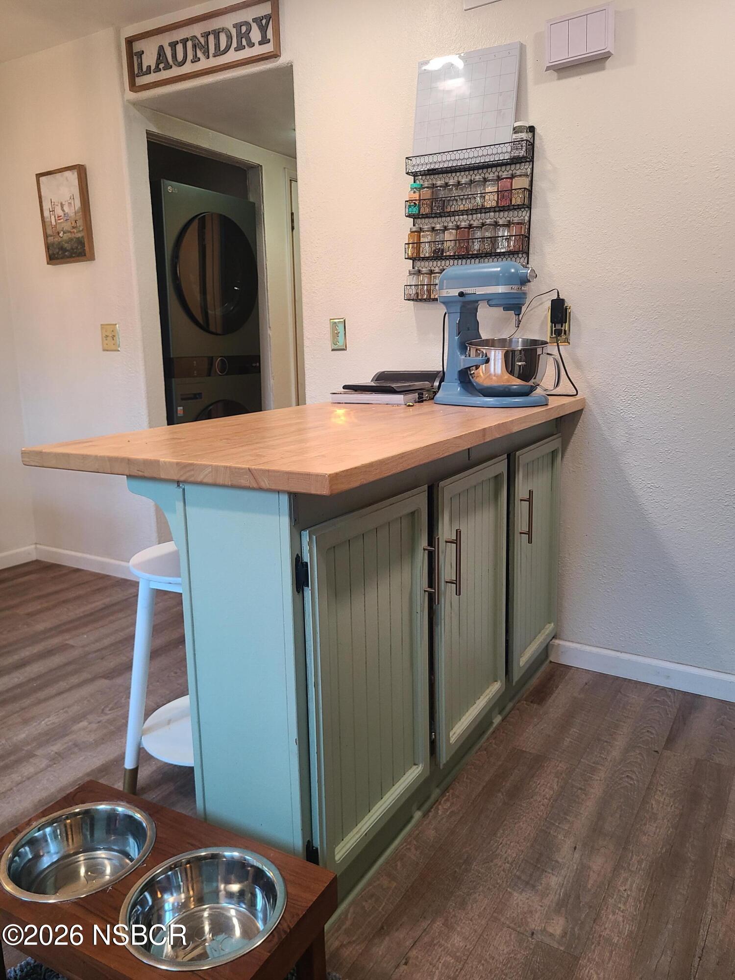 1011 West Walnut Avenue Lompoc, CA 93436 - Photo 11 of 29 1011 breakfast bar