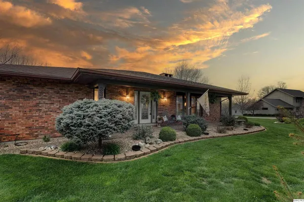 $413,900 | 336 Spring Lake Drive, Quincy, IL 62305