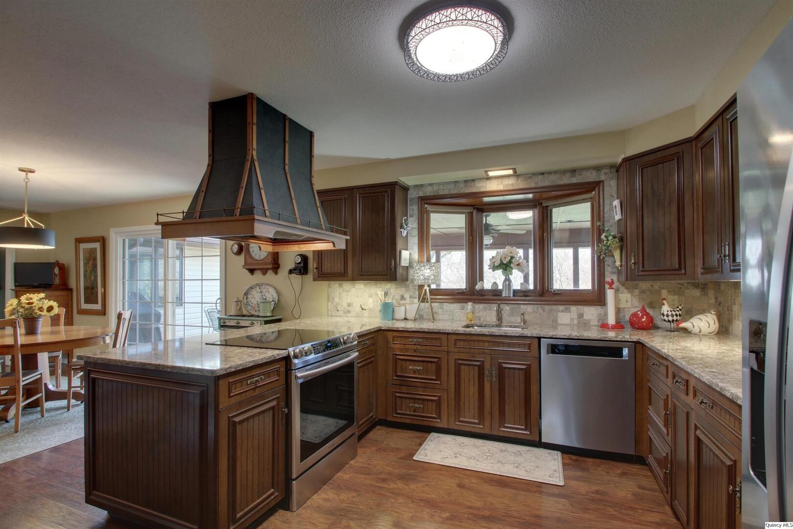 336 Spring Lake Drive Quincy, IL 62305 - Photo 4 of 33