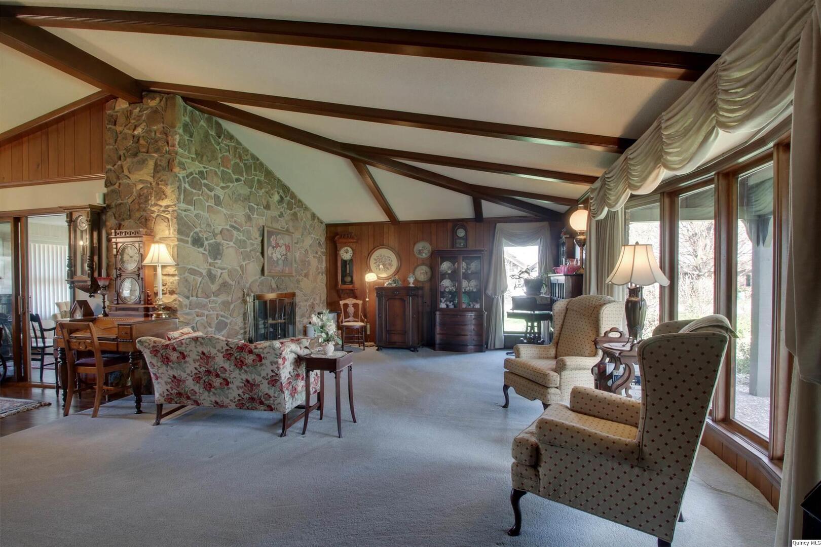 336 Spring Lake Drive Quincy, IL 62305 - Photo 5 of 33