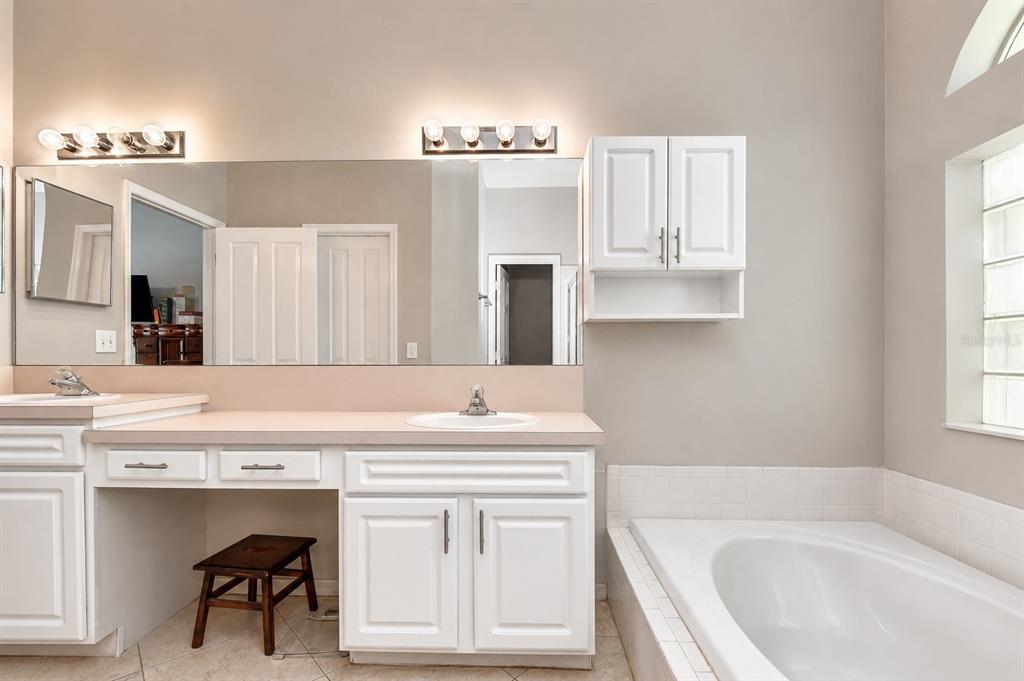 4102 Amber Ridge Lane Valrico, FL 33594 - Photo 13 of 23