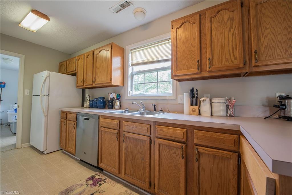 146 Central Oaks Road Clemmons, NC 27012 - Photo 3 of 31 Gallery Image 3