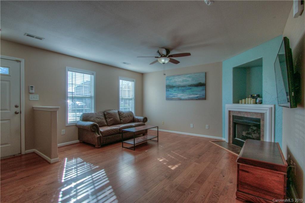 1043 Hipp Road Charlotte, NC 28216 - Photo 4 of 23 Gallery Image 4