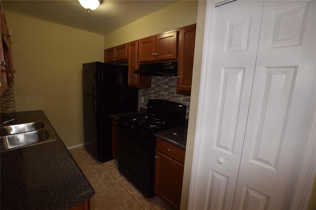 3173 Split Willow Drive Orlando, FL 32808 - Photo 7 of 16 a close view of walk in closet