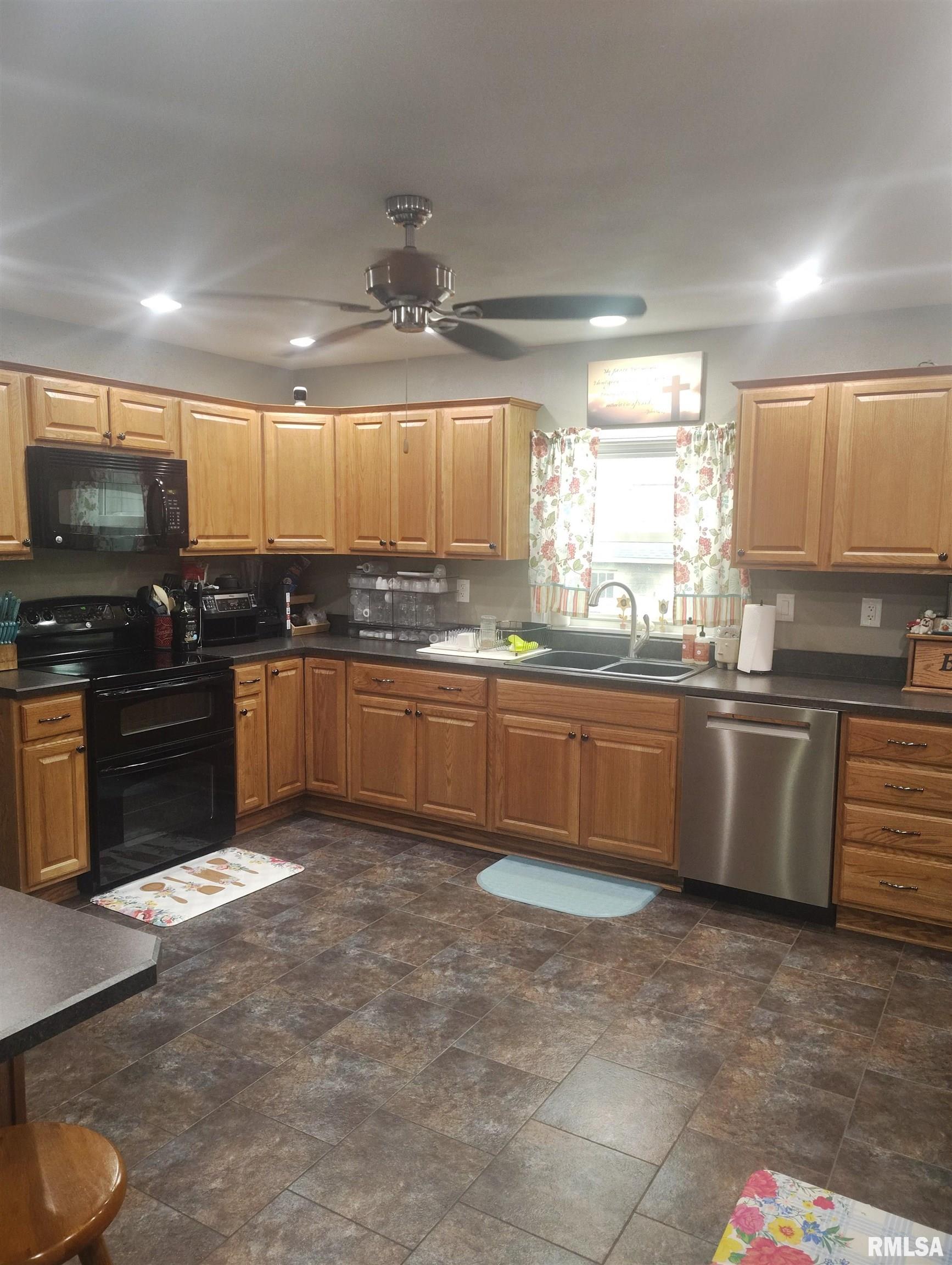 362 East Ash Street Canton, IL 61520 - Photo 10 of 56