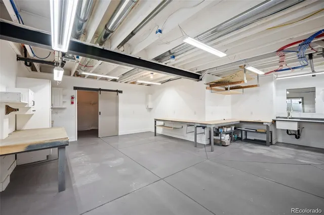 a view of entryway with furniture