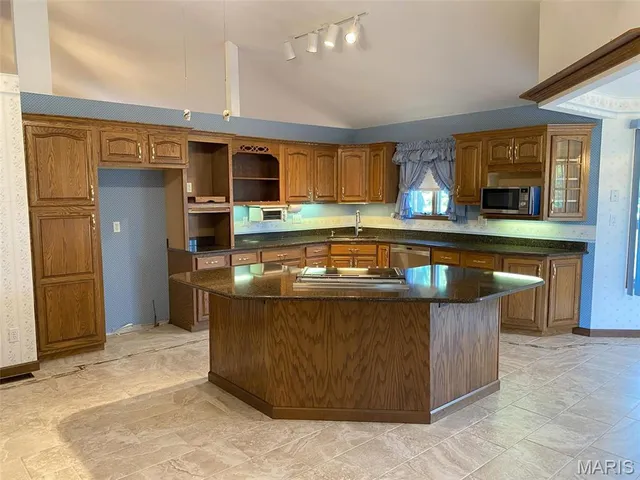 $595,000 | 12702 Crestview Lane, Trenton, IL 62293