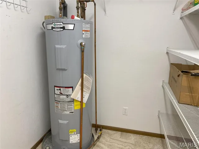 $595,000 | 12702 Crestview Lane, Trenton, IL 62293