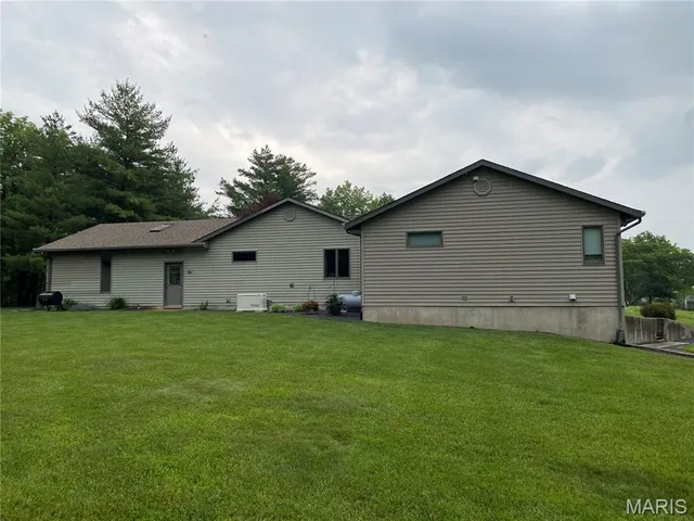 $595,000 | 12702 Crestview Lane, Trenton, IL 62293