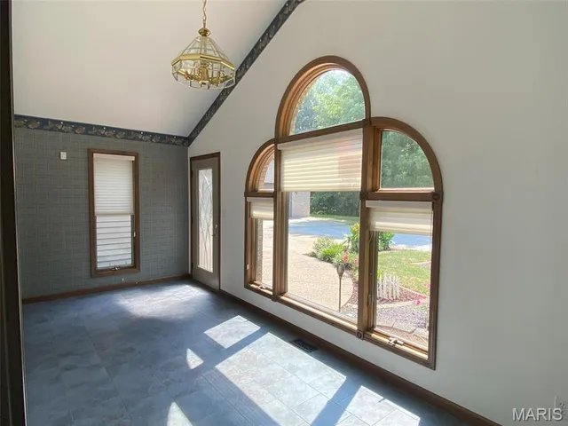 $595,000 | 12702 Crestview Lane, Trenton, IL 62293