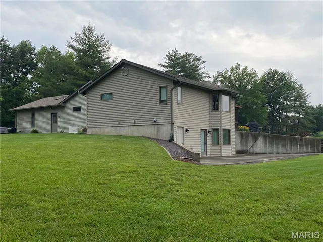 $595,000 | 12702 Crestview Lane, Trenton, IL 62293