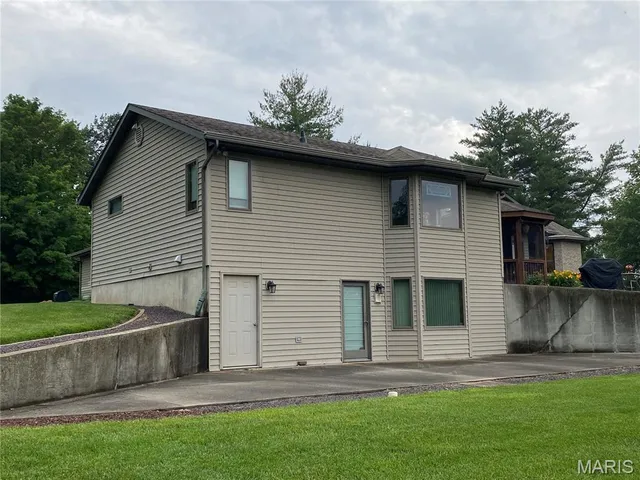 $595,000 | 12702 Crestview Lane, Trenton, IL 62293