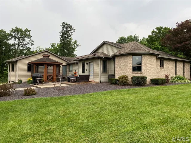 $595,000 | 12702 Crestview Lane, Trenton, IL 62293
