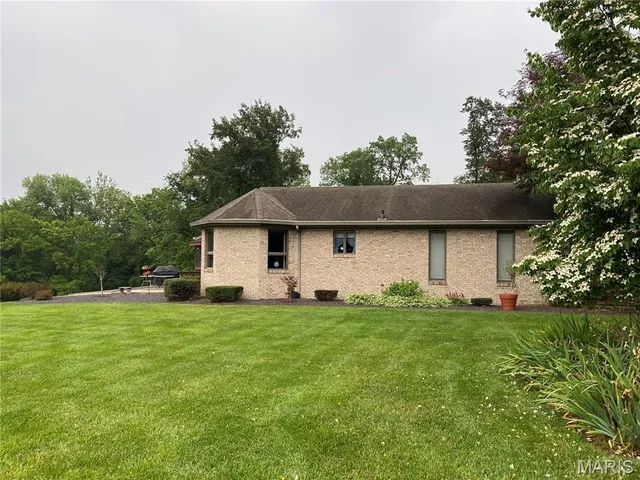 $595,000 | 12702 Crestview Lane, Trenton, IL 62293