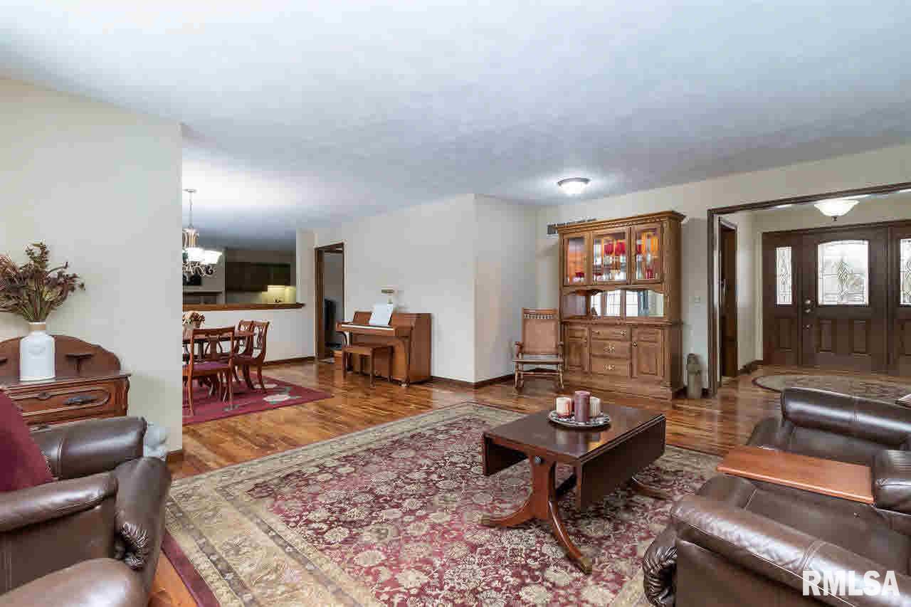 6532 James Road Bettendorf, IA 52722 - Photo 4 of 24 Gallery Image 4