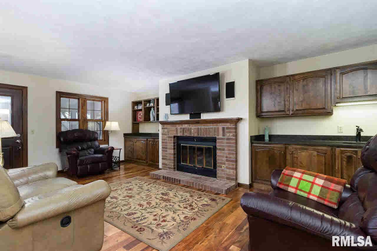 6532 James Road Bettendorf, IA 52722 - Photo 8 of 24 Gallery Image 8