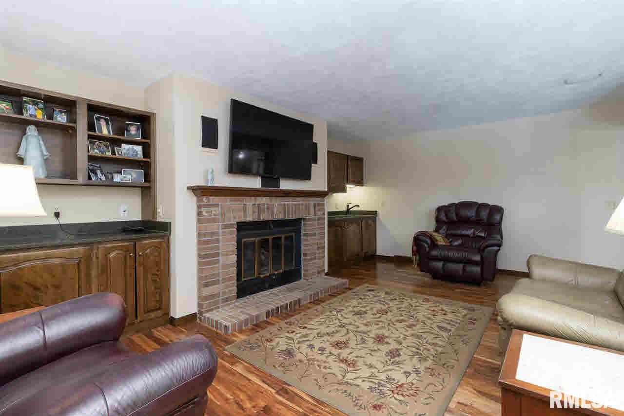 6532 James Road Bettendorf, IA 52722 - Photo 9 of 24 Gallery Image 9