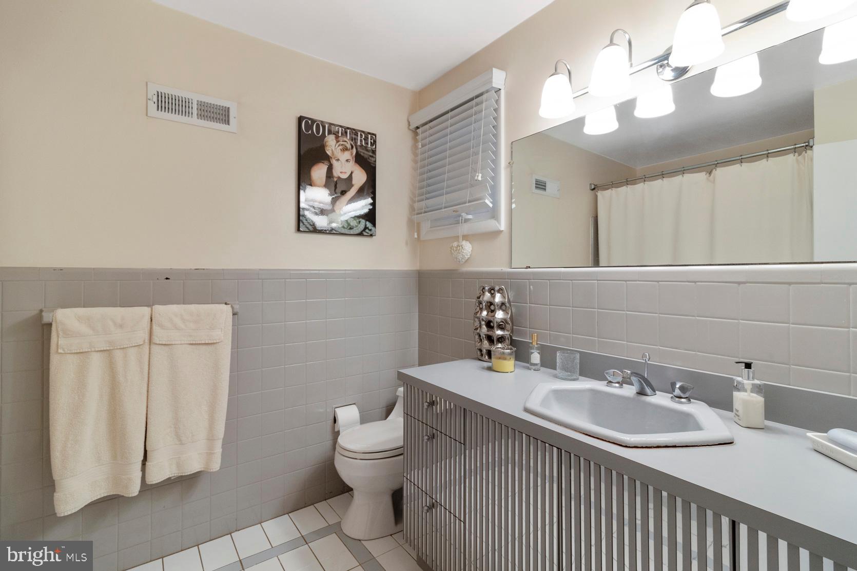 321 Myrtle Lane Narberth, PA 19072 - Photo 30 of 69 Bathroom 2