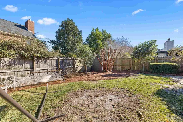 a view of a backyard