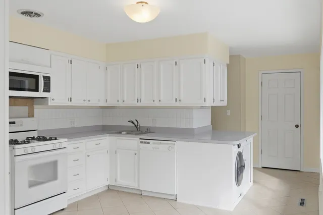 $3,300 | 5611 South Quincy Street, Hinsdale, IL 60521