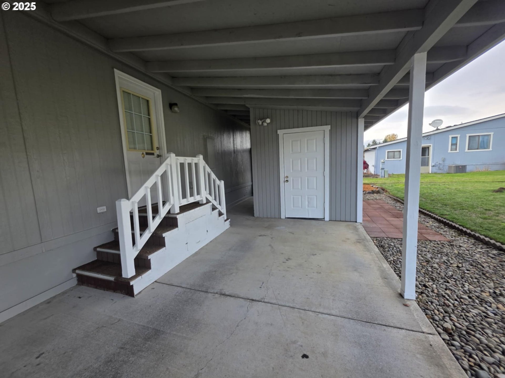 1402 Pioneer Way Forest Grove, OR 97116 - Photo 7 of 26 a view of entryway