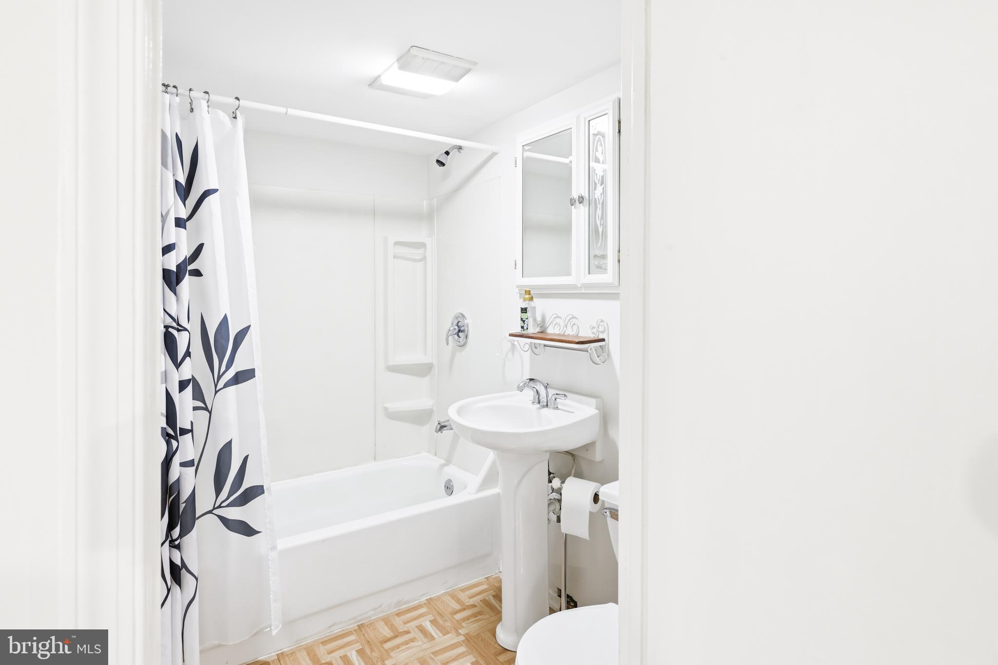 1421 West 41st Street Baltimore, MD 21211 - Photo 20 of 43 Lower level Full bath