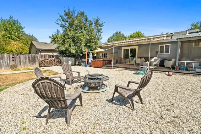 a view of a dinning table and chairs in the patio