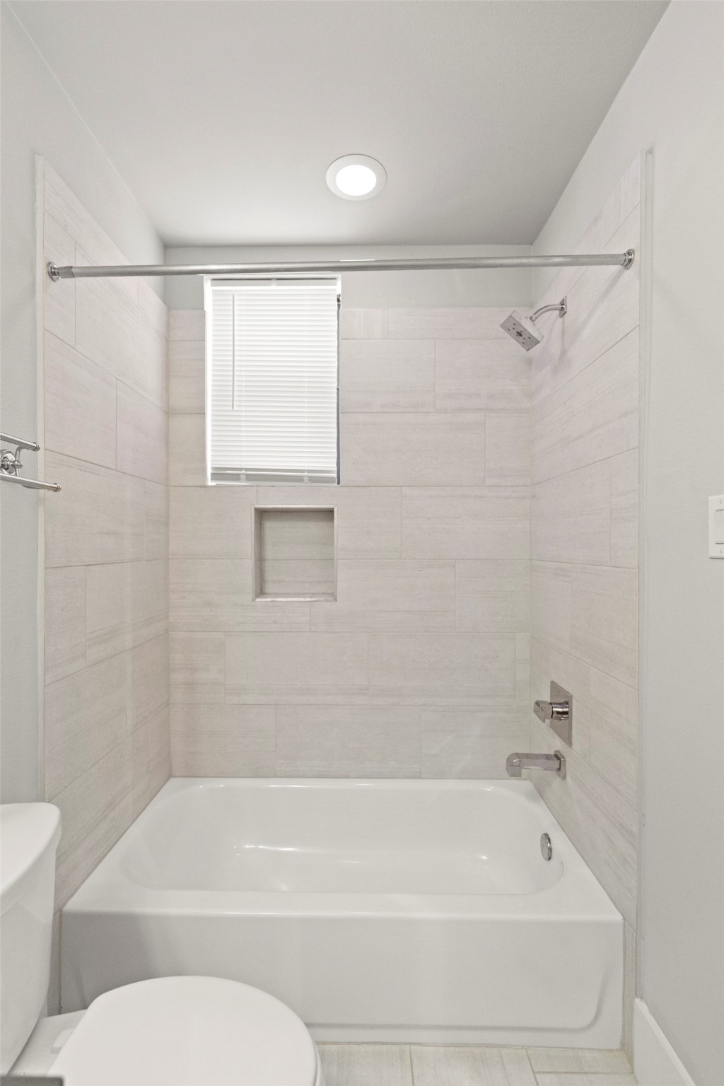 1613 Wheeler Avenue, Unit A Houston, TX 77004 - Photo 18 of 32 a bathroom with a toilet and a bath tub
