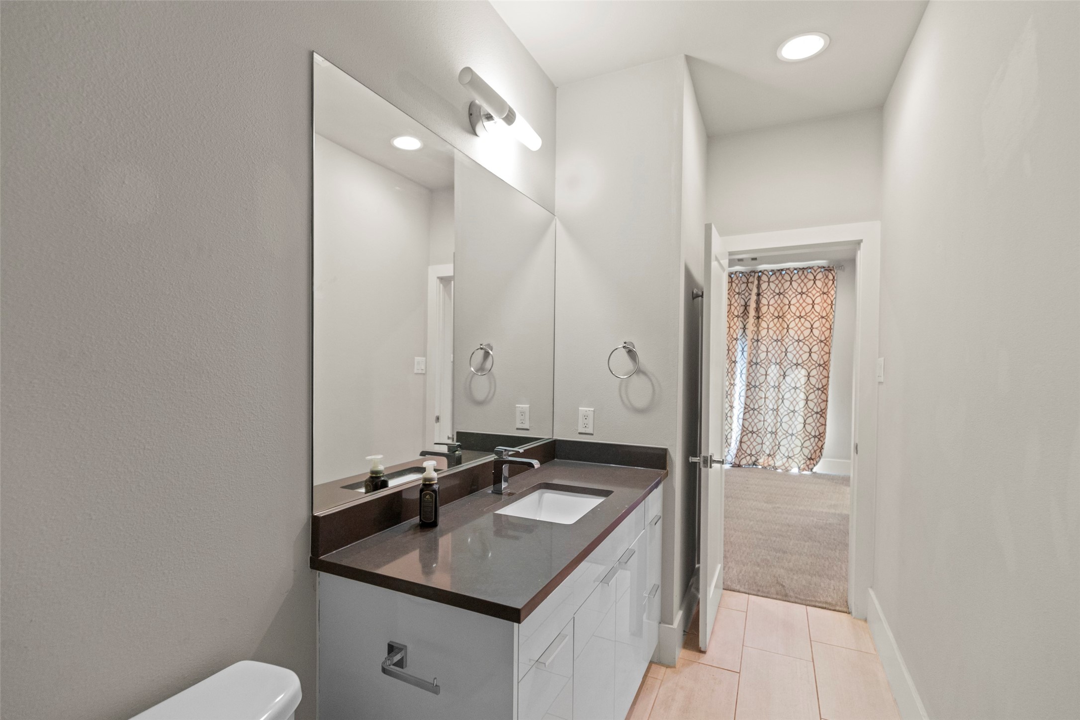 1613 Wheeler Avenue, Unit A Houston, TX 77004 - Photo 20 of 32 a bathroom with a sink and a mirror