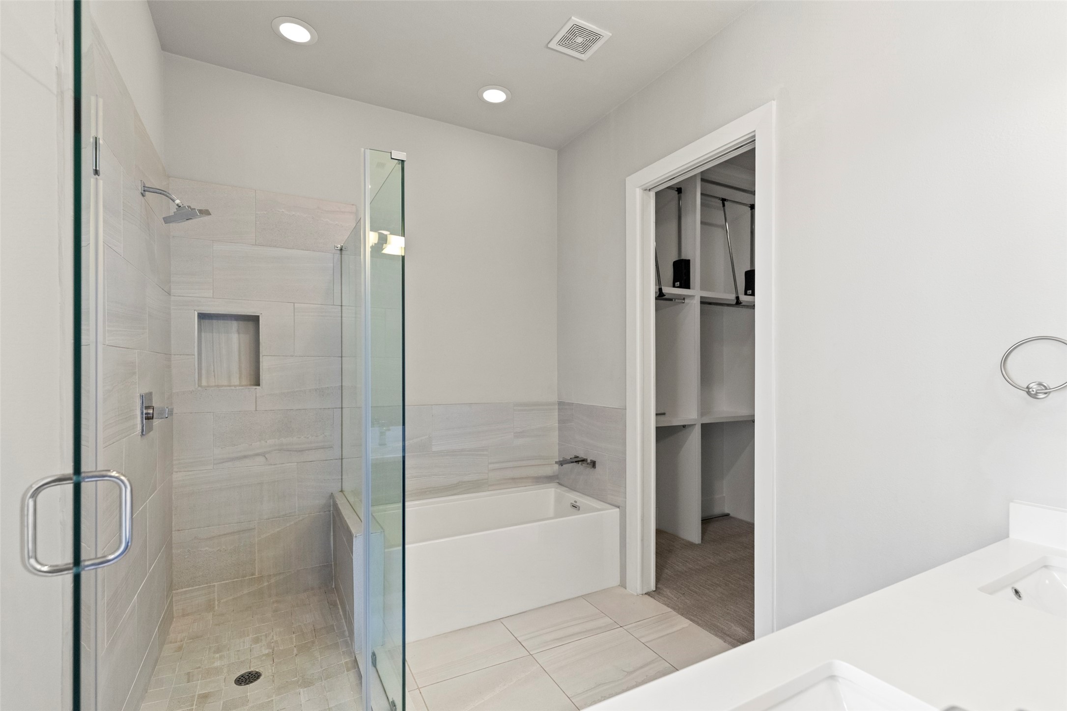 1613 Wheeler Avenue, Unit A Houston, TX 77004 - Photo 21 of 32 a bathroom with a bathtub and a shower