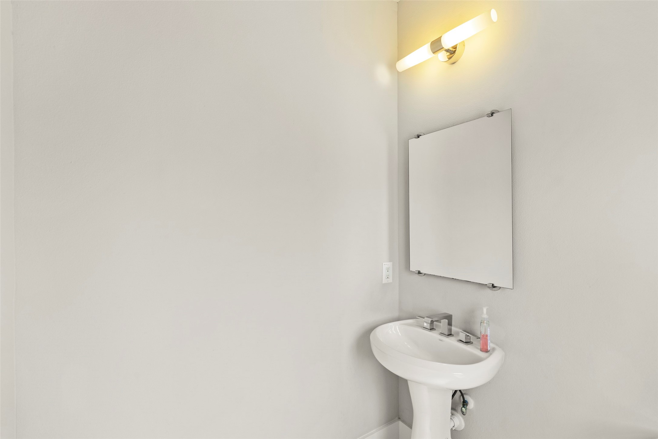 1613 Wheeler Avenue, Unit A Houston, TX 77004 - Photo 22 of 32 a bathroom with a sink and a mirror
