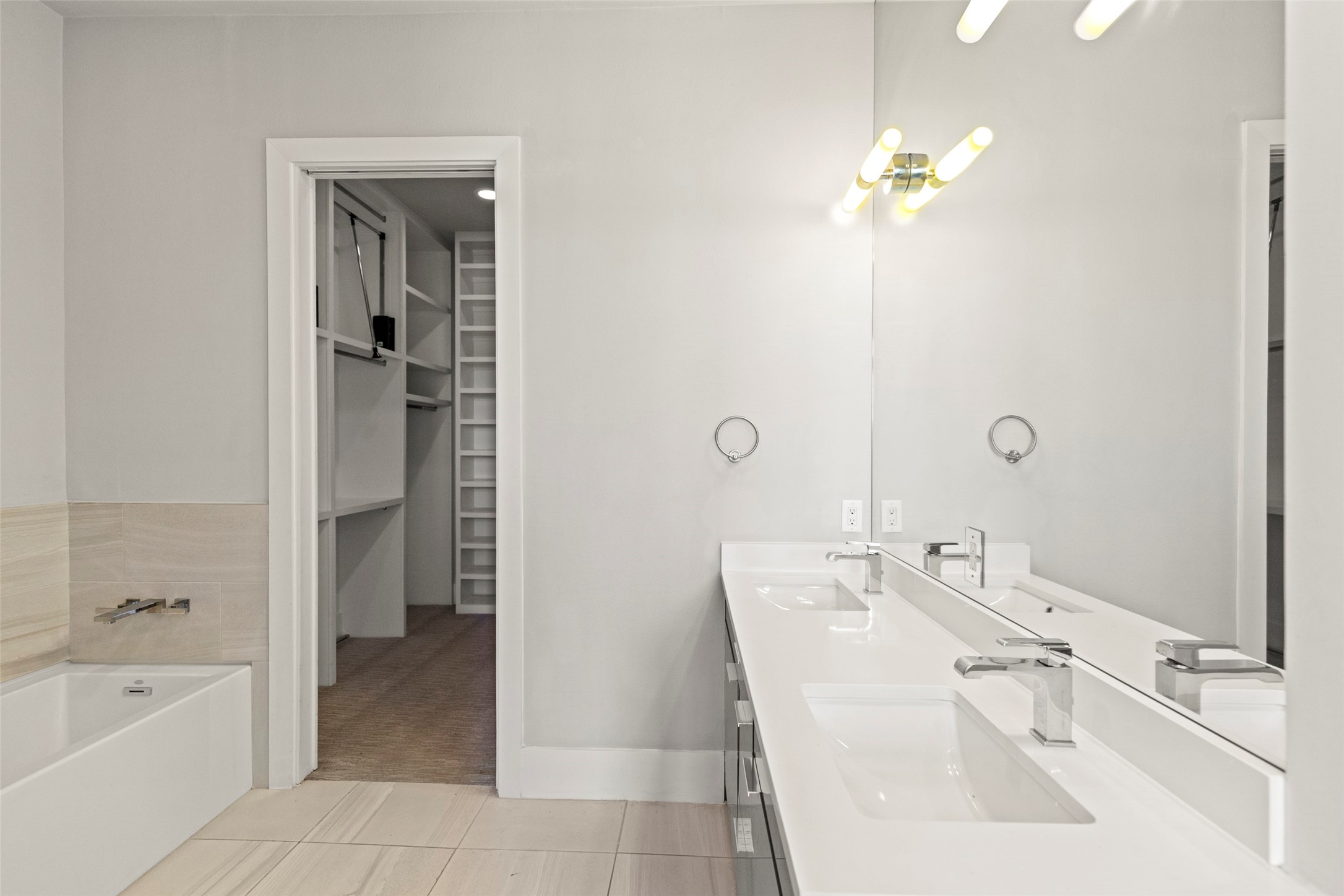 1613 Wheeler Avenue, Unit A Houston, TX 77004 - Photo 23 of 32 a bathroom with a tub sink and mirror