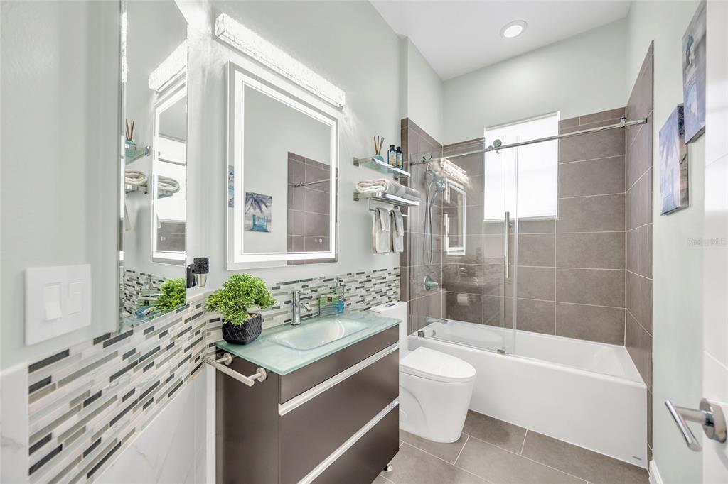 10600 Oakview Pointe Terrace Gotha, FL 34734 - Photo 23 of 44 a bathroom with a granite countertop sink toilet a mirror and a bathtub