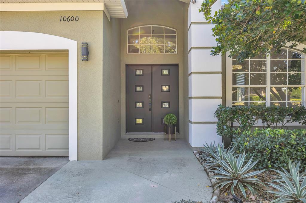 10600 Oakview Pointe Terrace Gotha, FL 34734 - Photo 4 of 44 a front view of a house with a garden