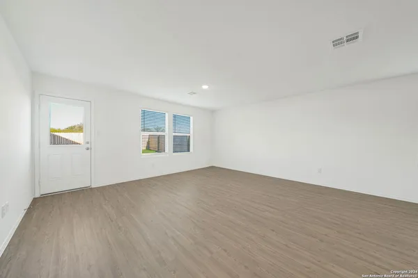 $1,575 | 13002 Sage Turn, St. Hedwig, TX 78152