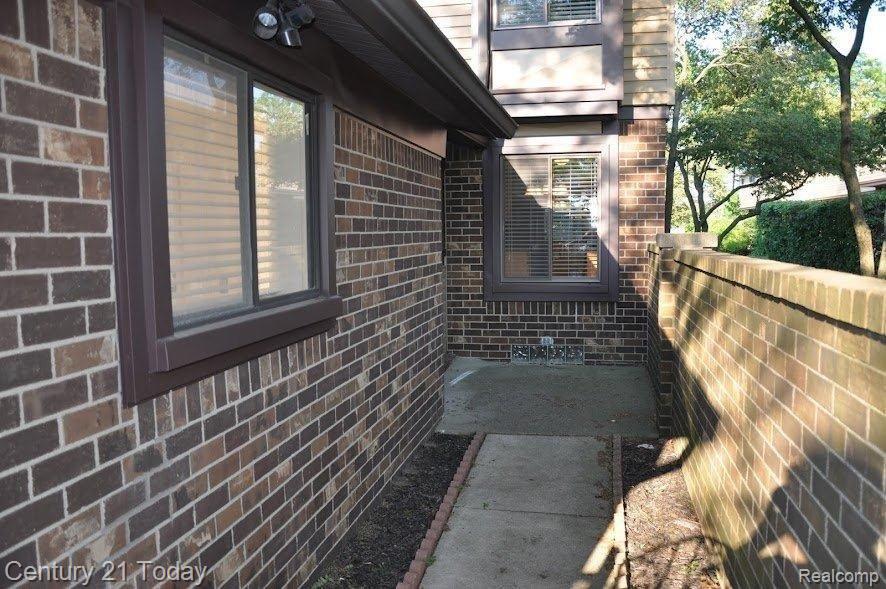 32149 West 12 Mile Road, Unit 22 Farmington, MI 48334 - Photo 2 of 23 COURTYARD ENTRY
