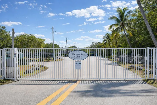a view of a fence deck