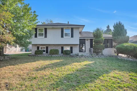 a view of a yard in front of house