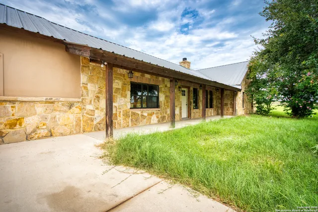 a view of a house with backyard porch and garden